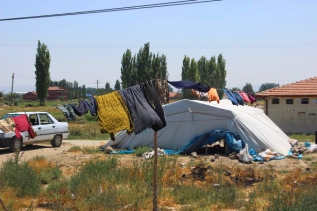 Yalar 1 ile 8 arasnda olan ocuklar da aileleri ile birlikte zor bir mcadelenin iine giriyor. Anne ve babalar tarlada alt srada ocuklar ise adrlarn bulunduu blgede kalyor.  