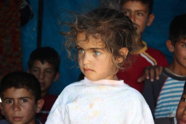 Eskiehir'e mevsimlik ii olarak gelerek alan vatandalarn ocuklar, kurulan adr blgesinde bedenlerinden byk bir mcadele iine girerek, bazen su tayor, bazen ate yakp, kendilerinden kk kardelerine bakyor. 