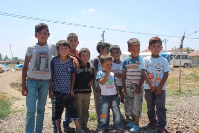 Eli bidon tutan her ocuk adrlara su tarken, byk olarak grlen 8-10 yalarndaki ocuklar ise ate yakyor, kardelerine bakyor.  