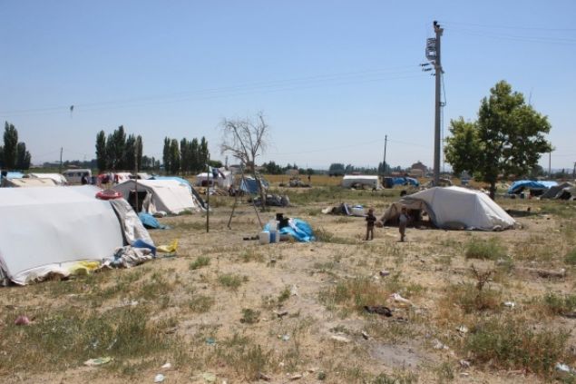 Yaz aylarnda tarlalarda almak iin memleketlerini brakp Eskiehir`e gelen vatandalar, kaldklar yerde tuvalet ve su sknts ekiyorlar. 