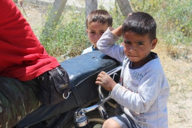 Eskiehir'e mevsimlik ii olarak gelerek alan vatandalarn ocuklar, kurulan adr blgesinde bedenlerinden byk bir mcadele iine girerek, bazen su tayor, bazen ate yakp, kendilerinden kk kardelerine bakyor. 
