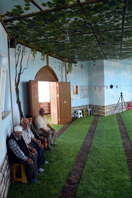 Yenice Mahallesi'nde 1910'lu y�llarda kerpi�ten k���k bir mescit �eklinde yap�lan ve zamanla ihtiyac� kar��lamay�nca y�k�l�p yeniden in�a edilen Hamidiye Camisi, i�ine yap�lan resimlerle cemaatini adeta cennet bah�esinde ya�at�yor.   