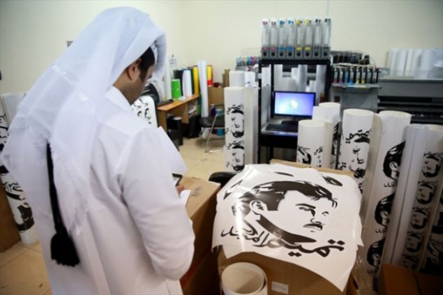 Senelerdir Katar Emiri Al Sani ailesinin kameramanl���n� da yapan Al Amadi, '�zellikle de gen�lerimiz bu posterleri sipari� ederek bu ki�ilere, abluka ile kar�� kar��ya olan Katar'la dayan��ma i�erisinde olduklar� i�in ��kranlar�n� sunmak istiyor.' �eklinde konu�tu.     