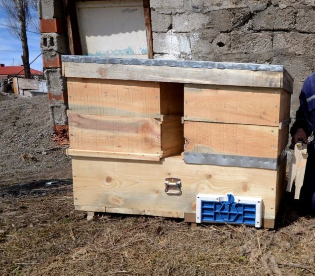 ARI KOVANININ �EKL�N� DE���T�R�NCE �RET�M �K� KATINA �IKTI <br><br>  Kars Sar�kam�� �n�n� Mahallesi'nde ya�ayan ve kendisine ait odunlukta yeni kovan projesini hayata ge�iren 44 ya��ndaki �smail K���k, sadece organik ve �ekersiz kara kovan bal �retimi yap�yor.    