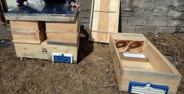 Normal fenni kovanlarda bu b�lgede bir ar�dan en fazla alaca��n bal 20-25 kilodur. Ben de bu verimi art�rmak i�in b�yle uzunlamas�na kovan yapmay� d���nd�m. Bunun rand�man� di�er fenni kovanlara g�re �ok �ok y�ksek ��kt� ve y�zde 100'�n �zerinde bal rand�man� ald�k.    