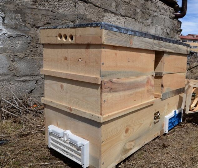 Bir de bunu normal bal olarak de�il organik yani kara kovan bal� olarak ald�k. Mesela iki katl� fenni bir kovandan bir o�ul ald���n zaman o kovandan alaca��n bal 10 ya da en fazla 15 kilo. Biz bu kovandan 3 o�ul ald�k ve 15 �er�eve de bal ald�k. Bu da 3 kilodan 40-45 kilo bal eder.   