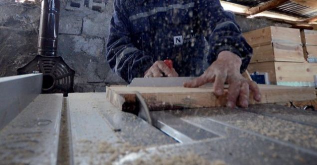 B�lgede so�uk havan�n etkili olmas� nedeniyle bal �retim sezonunun da k�sa s�rd���n� bildiren K���k, projenin kendisinin hayata ge�irdi�ini ama tek gayesinin insanl��a bir g�zellik sunmak oldu�unu anlatt�. K���k, Kars ve Sar�kam�� b�lgesinde ar�n�n bal �retme sezonunun Karadeniz b�lgesine g�re daha k�sa oldu�unu bildirerek, �u a��klamalarda bulundu:   