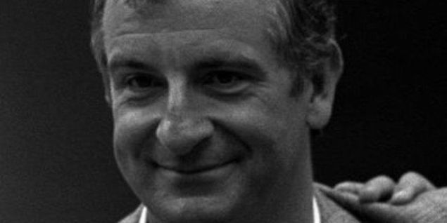 Douglas Adams  Otostop�unun Galaksi Rehberi <br><br>  'Galaksinin Bat� Sarmal Kolu'nun bir ucunda, haritas� bile ��kar�lmam�� �cra bir k��ede, g�zlerden uzak, k���k ve sar� bir g�ne� vard�r.      