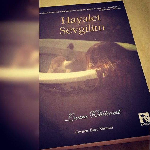 Laura Whitcomb Hayalet Sevgilim <br><br>  '�zerimde birinin bak��lar�n� hissettim. �ok rahats�z edici bir duyguydu, �zellikle de �l� oldu�um d���n�l�nce.'      