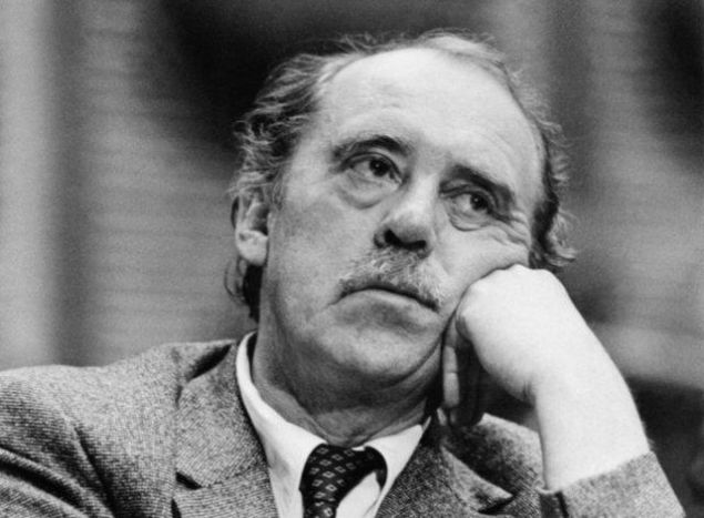 Peron merdivenlerini inip ��kmak, bavulu yere koymak, palto cebinden bilet ��karmak, bavulu yerden almak, bileti vermek, ak�am gazeteleri i�in bayiye u�ramak, istasyondan d��ar� ��k�p bir taksiye el etmek.      