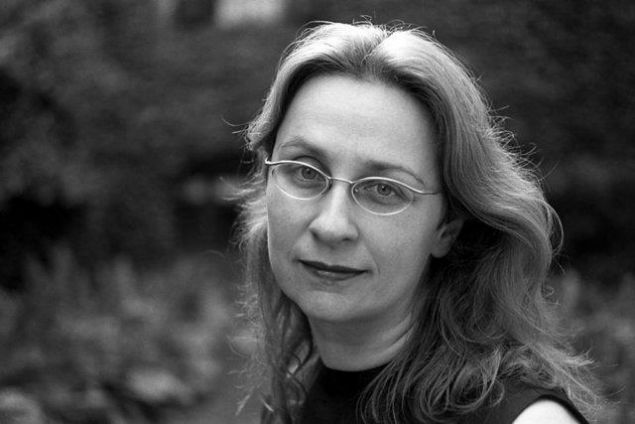 Audrey Niffenegger Zaman Yolcusunun Kar�s� <br><br>  'Benim durumunun as�l inan�lmaz yan�, asl�nda ger�ek olmam. Bu gelip gitmelerin, yer de�i�tirmelerin bir mant���,bir kural� var m�? Yerinden k�m�ldamaman�n, her an� �imdiki zamanla doldurman�n bir kural� var m�?      