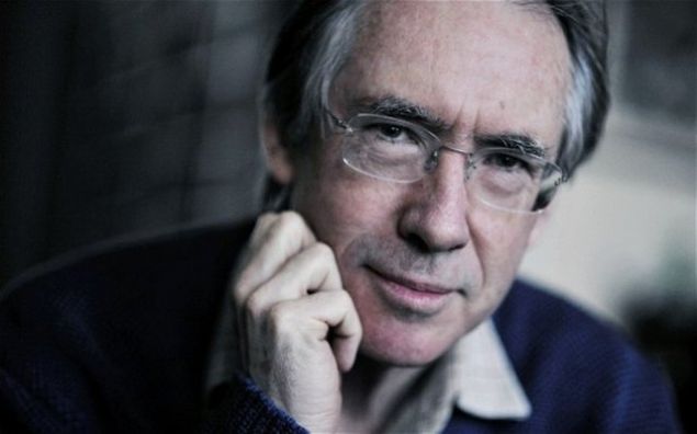 Ian McEwan Kefaret <br><br>  'Briony'nin iki g�n i�inde bir f�rt�na gibi ka��da d�kt���, u�runa kahvalt�y� ve ��le yeme�ini ka��rd��� oyun:      