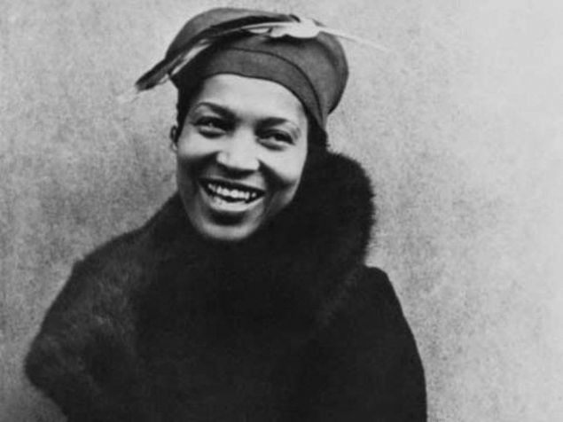 Zora Neale Hurston Tanr�ya Bak�yorlard� <br><br>  'Ufuktaki gemilerde, her adam�n arzular� vard�r. Baz�lar� i�in umutlar dalgalarla yana��r. Di�erleri i�in ise, r�yalar sonsuza kadar ufukta yol al�r, g�zden hi� kaybolmadan seyredilir...      