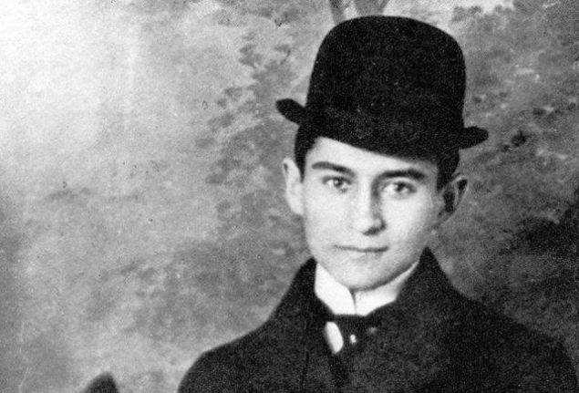 Franz Kafka D�n���m <br><br>  'Gregor Samsa bir sabah bunalt�c� d��lerden uyand���nda, kendini yata��nda dev bir b�ce�e d�n��m�� olarak buldu.'      
