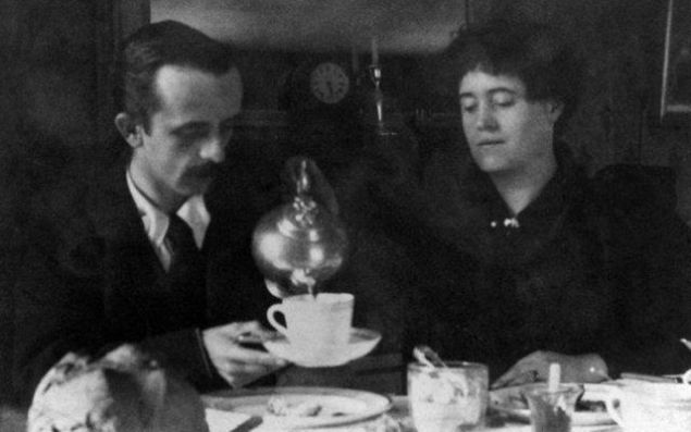 San�r�m k���k k�z pek sevimli g�r�n�yordu ki, Bayan Darling elini g��s�ne koyup, 'Ah, ke�ke hep b�yle kalabilsen!' diye hayk�rd�.      