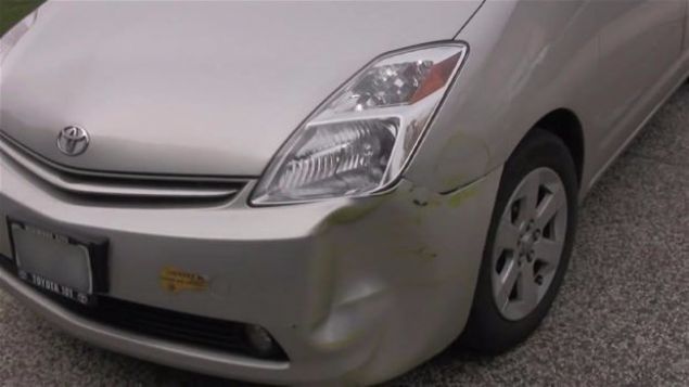 Ufak bir kaza geirdikleri aralarn, servisin yksek bir cret karmas zerine evde tamir etmeye karar veriyorlar.   