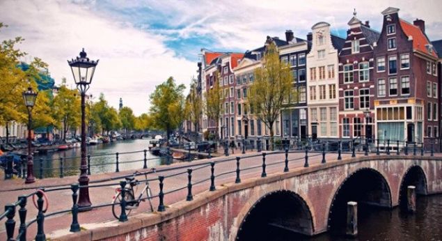 Amsterdam <br><br>    Amsterdam, Amstel Nehrine yap�lm�� bir 'baraj�n' etraf�na kuruldu�u i�in bu ismi al�yor.  