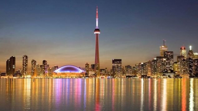 Toronto<br><br>    'A�a�lar�n suyun i�inde oldu�u yer' anlam�na geliyor.  