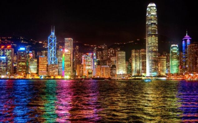 Hong Kong<br><br>    'Hong' 'ho� kokulu', 'kong' da 'liman' anlam�na geliyor.  