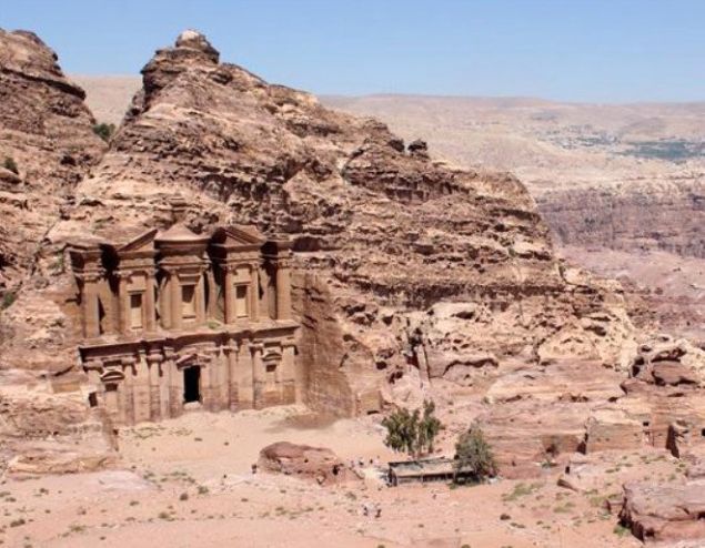 Petra<br><br>    �ehir ismini 'Ta�' ve 'kaya' anlam�na gelen 'Petros'dan al�yor.  