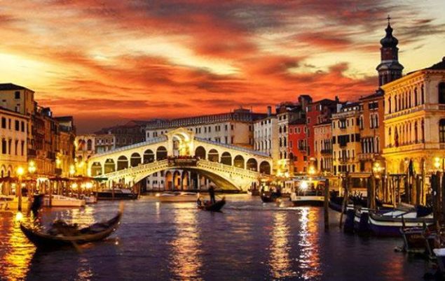 Venedik  <br><br>    Hint-Avrupa dil k�kenine sahip olan 'wen' kelimesinden geliyor ve 'a�k' anlam�na geliyor.  