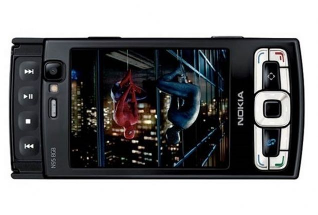 2007 ylnda sunulan ve Nokiann o yl amiral gemisi olan N95, GPS, Wi-Fi ve MP3 oynatc ieriyordu. 8GB bellee sahip olan telefon, internet zerinden video izleme imkan sunmutu. Telefon, sata sunulduu ilk  ay iinde 10 milyon satt.      