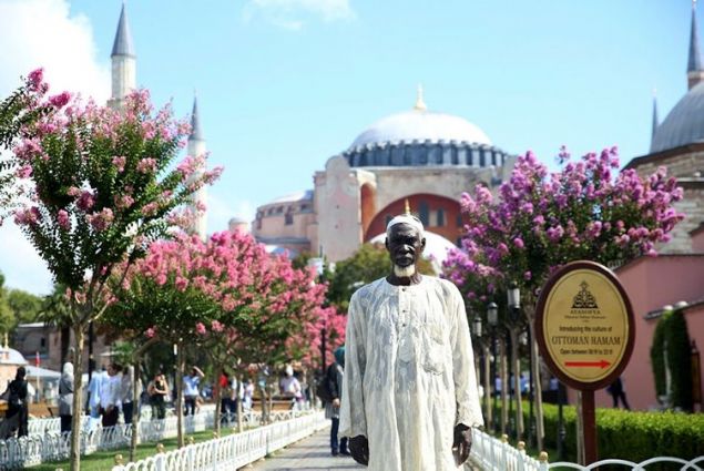 Erdo�an'�n ziyaretinden �nce bir k�yde televizyon program� i�in drone ile �ekim yap�ld���n� dile getiren G�kdemir, '�ekim yaparken Abdullah amca drone arac�n� g�r�yor, eline al�yor ve bunun ne oldu�unu soruyor. U�an bir cisim oldu�unu ��renince, 'Bunun daha b�y���n� yapsan�z da beni Hicaz'a g�t�rseniz.' diyor. Bunun �zerine TRT World'da �al��an bir arkada��m�z bunu Twitter'a att�. Ard�ndan T�rkiye'den bir�ok kurum, bilinen i� adamlar�, devlet kurumlar� aray�p Abdullah amcay� hacca g�t�rmek istediklerini beyan etti.' diye konu�tu.     