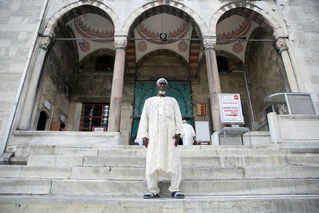 T�RK�YE'YE TE�EKK�R  <br><br>  T�rk devletinin kendisi i�in yapt�klar�n�n �ok k�ymetli oldu�unu kaydeden Abdullah, T�rkiye'ye T�rk�e te�ekk�r ederek, 'Burada ya�ad�klar�m�n M�sl�manlar aras�nda karde�li�i ve dostlu�u geli�tirece�i i�in �ok mutluyum.' ifadelerini kulland�. Avukat G�kdemir ise Ganal� Abdullah'�n hikayesinin Cumhurba�kan� Recep Tayyip Erdo�an'�n ge�en y�l bu �lkeye ziyaretinden birka� g�n �nce ba�lad���n� aktard�.     