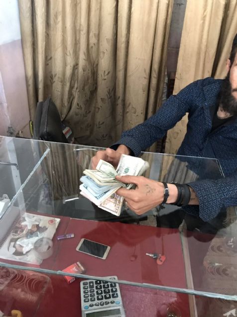 Bankac�l�k yok ama d�vizciler i�ba��nda.  