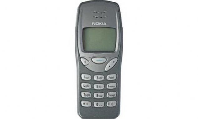 4- Nokia 3210  <br><br>  1999 y�l�nda piyasaya s�r�len Nokia 3210,150 milyondan fazla satt�.  <br><br>  A��rl�k: 151 gram  <br><br>  Bekleme s�resi: 55-260 saat     
