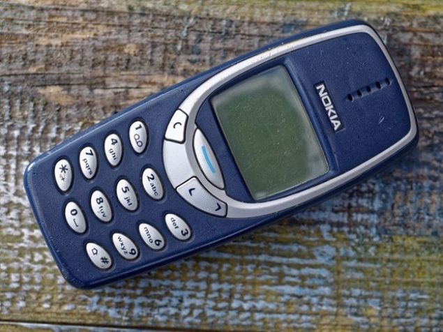 12- Nokia 3310  <br><br>  2000 y�l�nda piyasaya s�r�len Nokia 3310 126 milyon adet satt�.  <br><br>  84 x 84 ekran ��z�n�rl���  <br><br>  1000 mAh batarya   