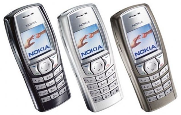 6- Nokia 6610  <br><br>  2003 y�l�nda piyasaya s�r�len Nokia 6610, 150 milyondan fazla satt�.  <br><br>  128 x128 piksel ekran ��z�n�rl���  <br><br>  5 saat konu�ma s�resi     