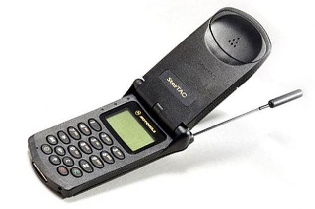 19- Motorola StarTAC  <br><br>  1996 y�l�nda piyasaya s�r�len Motorola StarTAC, yakla��k 60 milyon satt�.  <br><br>  500 mAh batarya  <br><br>  2 MB depolama alan�     