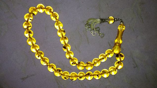 Paam Sultan Mahallesi Ulu Camii Caddesi zerindeki tespihi alp satan Selahattin Mazl, kehribar tespihinin, milyonlarca yl nce talanan reineden yapldn ifade etti.Mazl, kehribarn Litvanya ve Ukrayna'dan ham madde olarak Trkiye'ye getirildiini, stanbul ve Mardin'de ustalarca ilendiini belirtti.  