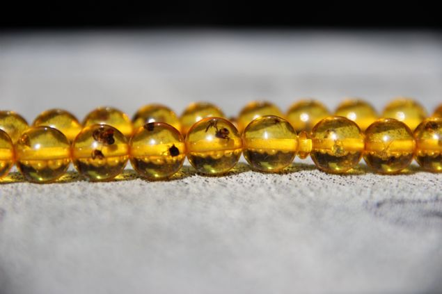 Ayn blgede yllardr tespih alp sattn dile getiren Selahattin Mazl, 'Burada kehribar, katalin ve oltu ta olmak zere 100 akn tespih tr bulunuyor. Burada her keseye uygun tespih var. Genelde pahal olmasna ramen kehribar tespihleri ilgili gryor. Tespihlerin fiyatlar 5 TLden balayp 3 bin TLye kadar kyor. Bilhassa hafta sonlar il dndan ok sayda tespihsever Ktahyaya geliyor' diye konutu.  