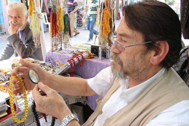 Mazl, 'Bir mterimden aldm kehribar tespihin her tanesinde karnca fosili var. Bu tespihin gerek kehribar olduunun kant. Bir ok kii bu tespihe hayran kalyor. 1 aydr onlarca kii tespihi almak istedi. Hatta 6-7 bin liraya kadar fiyat verenler oldu. Ancak ben imdilik satma taraftar deilim' dedi.  