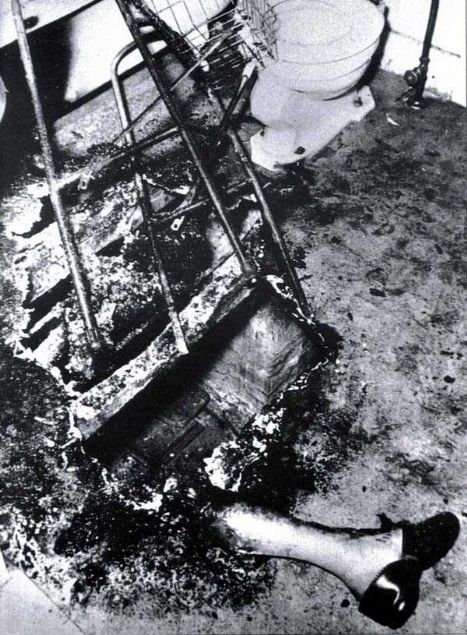                                                                 1951 de Mary Reeser olay� halk�n ilgisini bir kez daha Kendili�inden yanma olaylar�na �ekti. Mary Reeser 2 Temmuz 1951 sabah�nda, evinde k�le d�n��m�� halde bulundu. Geriye sadece kafatas�, hi� zarar g�rmemi� sol aya�� ve bir avu� k�l kalm��t�. Bu olay konu �zerine yaz�lan bir �ok kitab�n temeli oldu. Bunlardan en dikkat �ekeni 1976 y�l�nda Michael Harrison taraf�ndan yaz�lan �Fire From Heaven� adl� kitapt�r. Bu kitap konu �zerina �al��anlar i�in bir referans kitab� haline geldi                                                         