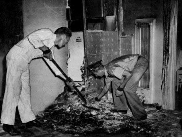                                                                 1885 gecesinde Amerika da bir kar� koca ve yanlar�n da �al��an i��ileri y�lba��n� kutlamak i�in mutfakta oturup i�ki i�iyorlar, daha sonra i��i �st kattaki odas�na yatma�a ��k�yor. Ertesi sabah a�a�� inen i��i mutfa�a girdi�inde etraf�n ince bir ya� tabakas� ile kapl� oldu�unu ve ac� bir koku hissediyor., Evin beyi yerde yat�yordu ve �lm��t� hemen yandaki evde oturan �ocuklar�na haber verme�e gitti ve o�lunla geri d�n�p ara�t�r�nca mutfak masas�n�n yan�nda d��emede bir yan�k delik vard� d��eme yanm��t� ve a�a��ya bak�nca evin han�m�n�n yerde yan�k kemikler yan�k kafatas� ve k�llerini g�rd�ler. Bu kez kurban ikiye ��km��t�. Yap�lan ara�t�rma sonunda hadisenin nas�l olu�tu�u hakk�nda bir karara varamad�lar.                                                         