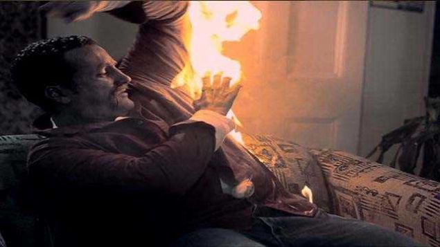                                                                 Bug�ne kadar ileri s�r�lm�� bir �ok teori aras�nda iki tanesi �zerinde durulmaya de�er g�r�lmektedir.    Ara�t�rmac� Livingstone Georkart kendili�inden yanma olaylar�n�n b�y�k K�sm�n�n yery�z�ndeki manyeti�in de�i�meleri en fazla oldu�u anlara rastlad���n� ke�if Etmi�tir. Atmosferin d���nda elektrik y�kl� par�ac�klardan olu�an iyon tabakas� bulunur.                                                       