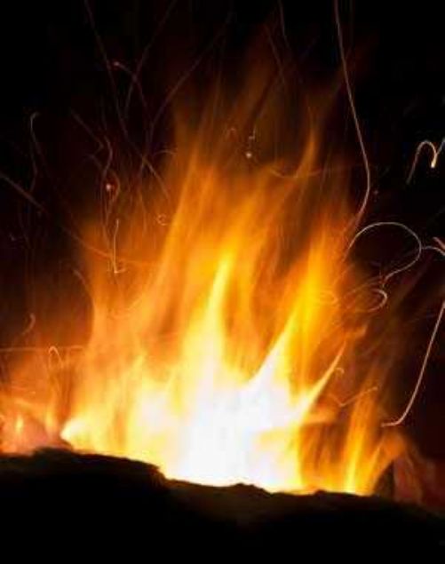                                                                 �yon tabakas�n�n d���nda da yine bir elektrik alan� olan magnetosfer vard�r bu iki alan Aras�ndaki etkile�im d�nyaya tesir eden bir elektromanyetik g�� etkisi sa�lar. Uzayda meydana gelen bu de�i�imler d�nyan�n belli yerlerindeki enerji y�kl� yo�un elektrik Alanlar� olu�turur ve y�ld�r�m nas�l baz� insanlar�n �zerine d��t��� gibi bu yo�un elektrik alanlar� da baz� insanlar�n etkisi alt�na al�p yakabilir denmektedir.                                                         