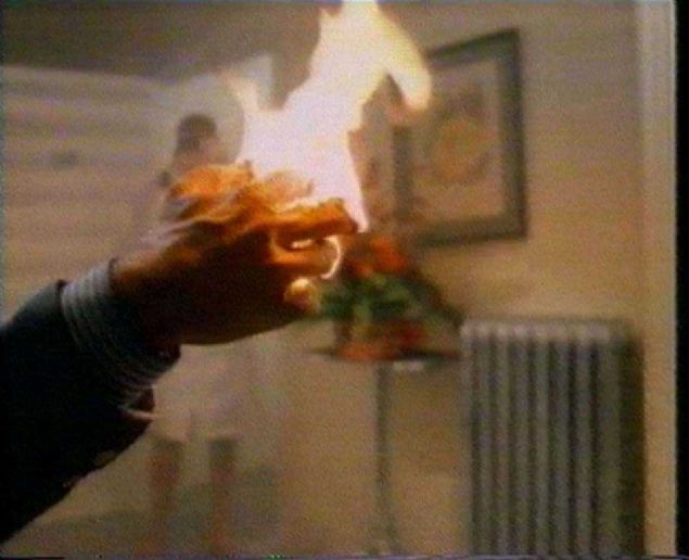                                                                 5 Aral�k 1966 y�l�nda, Coudersport Pensilvanya�da ya�ayan 92 ya��ndaki Dr. J. Irving Bentley, saat okumaya gelmi� bir g�revli taraf�ndan bulundu. G�r�n��e g�re Bentley banyo esnas�nda tutu�mu� ve yerde 3 ayak geni�li�inde bir delik a�arak k�l olmu�tu. Geriye sadece bir baca�� kalm�� ve olay yerinin �ok yak�n�ndaki resme hi� bir �ey olmam��t�.                                                         