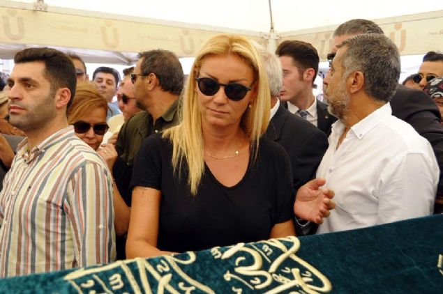 Kimsenin kimseyi �ld�rme hakk� olmad���n� s�yleyen Bora �ztoprak ise �unlar� s�yledi: �Allah'a inanan zaten onun adaletine inan�yordur. Onun adaleti de insanlar eliyle olmaz, �ok yaz�k. Planlanm�� olsa da olmasa da detaylar�n� bilmiyoruz. ��in i�inde bir s�r� �eyler dola��yor ama Vatan'� �ok seviyorum. �ok sevdi�im bir arkada��md�. �ok �z�ld�m.'  