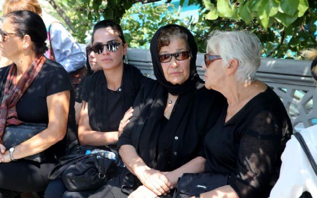 �zzet Y�ld�zhan, �Ger�ekten �ok �z�c� bir olay. �kisi de insan, ke�ke olmasayd�. Ne ya�ad�klar�n� bilmiyoruz tabi, ge�mi�le ilgili aralar�nda bir ili�ki oldu�u. O g�n odaya ne i�in gitti�i. Cinsi bir m�nasebet olmad��� kesinlikle a��k zaten sadece bir g�r��meye gidilmi�. Herhalde bu bir nezaket g�r��mesiydi. Ben bakt�m, han�mefendi be�inci ayda kendi sitesinde bir yaz� yazm��. Yani 27 A�ustosta birlikte �leceklerini yazm��. Benim �ok samimi arkada��md� ne diyece�imi bilemiyorum� dedi.     