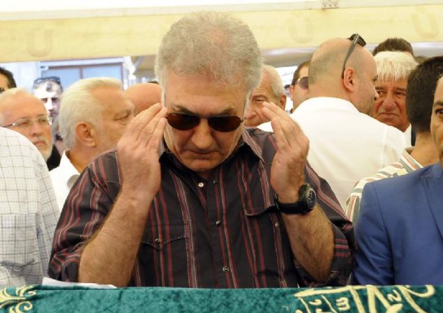 Tamer Karada�l� ise ��ok �zg�n�z hepimiz �ok olduk. B�y�k bir kay�p �ok sevdi�imiz bir karde�imiz arkada��m�zd�. Ailesine yak�nlar�na ve sevenlerine ba�sa�l��� diliyorum� �eklinde konu�tu.  