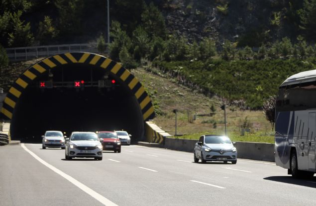 <div>  	 </div>  <div>  	<div>  		Otoyolun Bolu Da Tüneli ile Kaynal Gieleri arasnda da akc bir younluk görülmeye baland.</div>  	<div>  		 </div>  </div>  