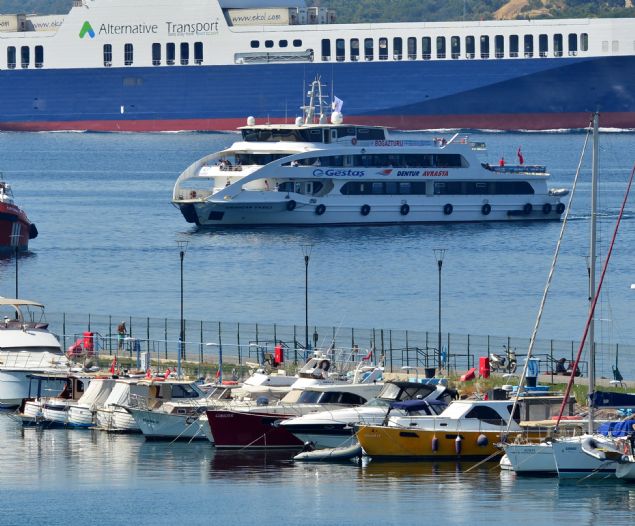 <div>  	Bayramn 3. gününde de dönülerini sürdüren binlerce aracn oluturduu kuyruk, Çanakkale kent merkezinde 2,5 kilometreye ulat.</div>  <div>  	 </div>  