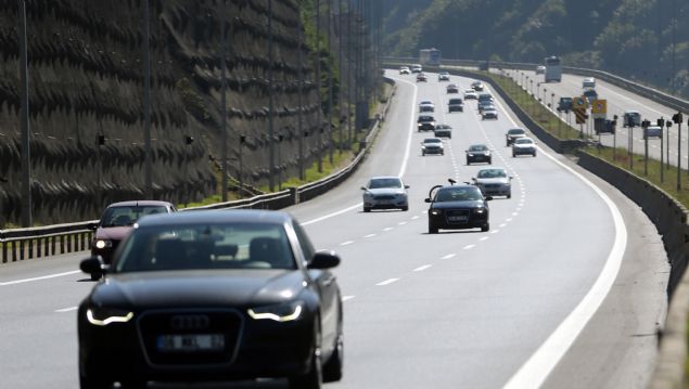 <div>  	Gece saatlerinden itibaren görülen araç trafii nedeniyle karayollar ve trafik ekipleri, güzergahta ring halinde bulunarak sürücüleri ar hz ve yakn takip konusunda uyaryor.</div>  <div>  	 </div>  