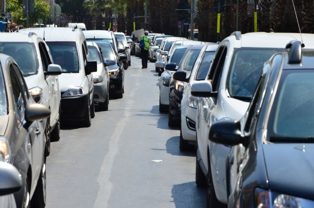 <div>  	Polis ekipleri, trafikte aksama yaanmamas için araçlarn Demirciolu Caddesi'nde sra oluturmalarn salad.</div>  <div>  	 </div>  