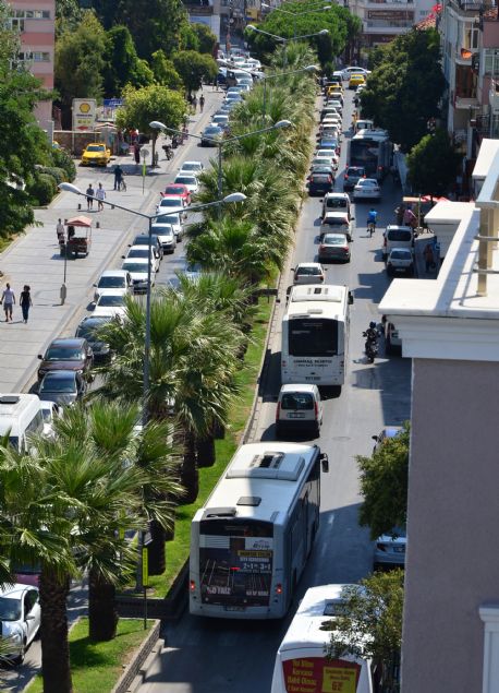 <div>  	Yetkililer, bayram tedbirleri kapsamnda "doldur boalt" sistemiyle gerçekletirilen seferler sayesinde vatandalarn maduriyetinin en aza indirildiini kaydetti.</div>  <div>  	 </div>  