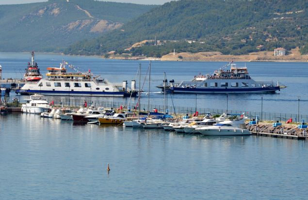 <div>  	<strong>ÇANAKKALE</strong></div>  <div>  	 </div>  <div>  	<div>  		Tatillerini erken tamamlayp dönüe geçen çok sayda kii Çanakkale iskelelerinde younlua neden oluyor.</div>  	<div>  		 </div>  </div>  